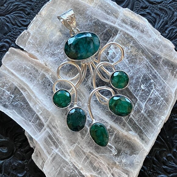 Simulated Emerald Gemstone Crystal Jewelry Swirl Pendant - Picture 1 of 5